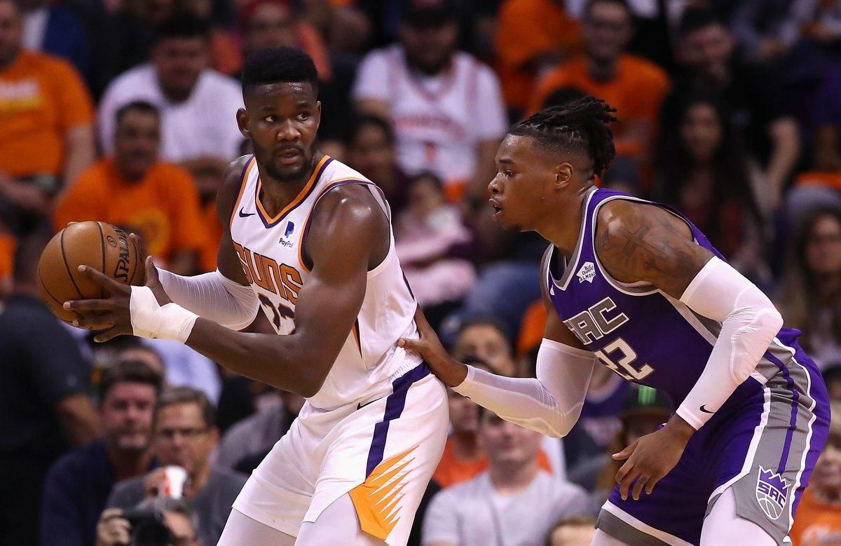 Ayton, a la izquierda, el pasado miércoles, en el debut de la temporada. Ayton, a la izquierda, el pasado miércoles, en el debut de la temporada.