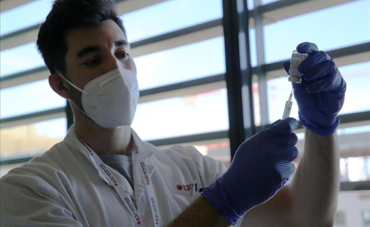 Un sanitario prepara una dosis de la vacuna de Moderna. Un sanitario prepara una dosis de la vacuna de Moderna.