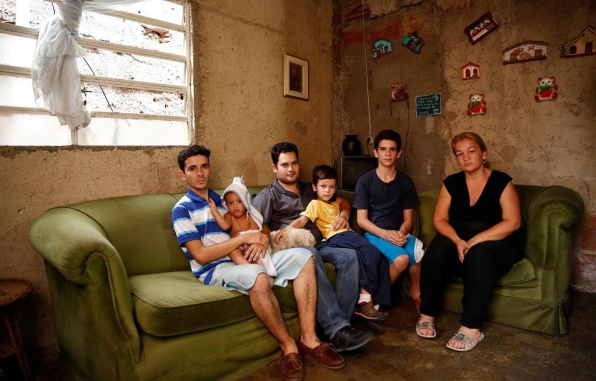 Familia de Caracas afectada por la grave crisis.