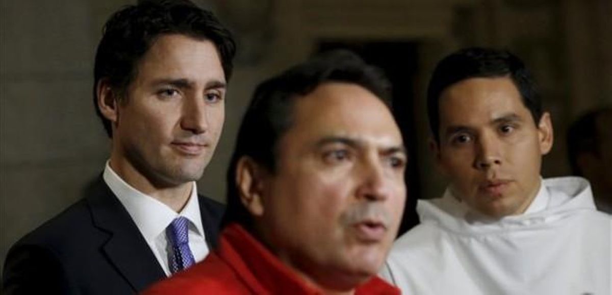 Trudeau (izquierda) y un líder inuit escuchan al jefe de la Asamblea de las Primeras Naciones, en el Parlamento de Ottawa, el 16 de diciembre. Trudeau (izquierda) y un líder inuit escuchan al jefe de la Asamblea de las Primeras Naciones, en el Parlamento de Ottawa, el 16 de diciembre.