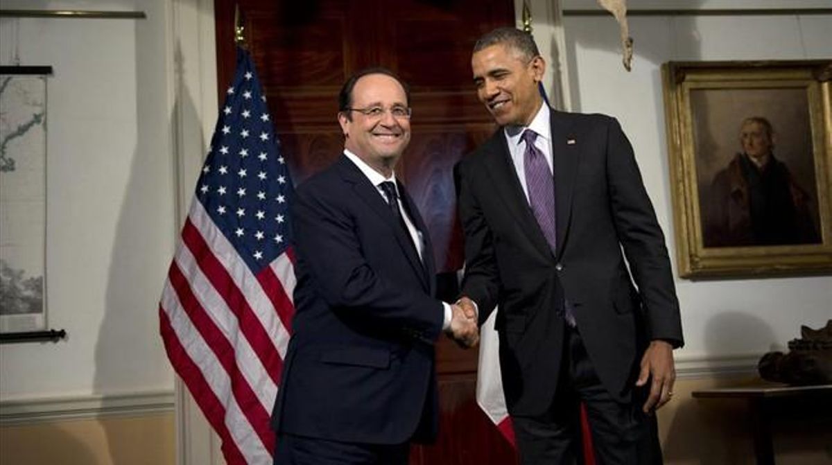 Hollande y Obama se dan la mano durante la visita a Monticello, este lunes. Hollande y Obama se dan la mano durante la visita a Monticello, este lunes.