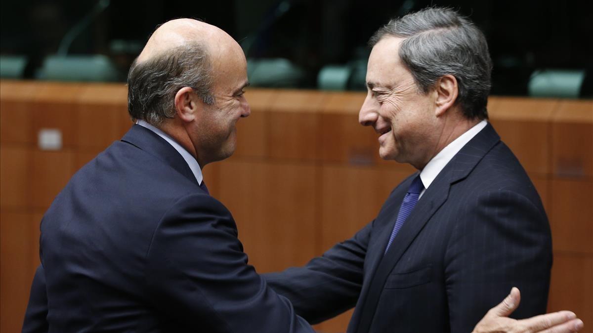 El vicepresidente del BCE, Luis de Guindos, y el presidente, Mario Draghi, en una imagen de archivo.