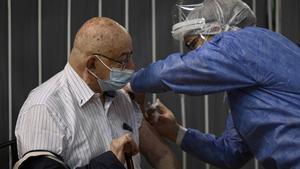 Una sanitaria vacuna a un hombre con una dosis de Sputnik V en Buenos Aires, este martes.