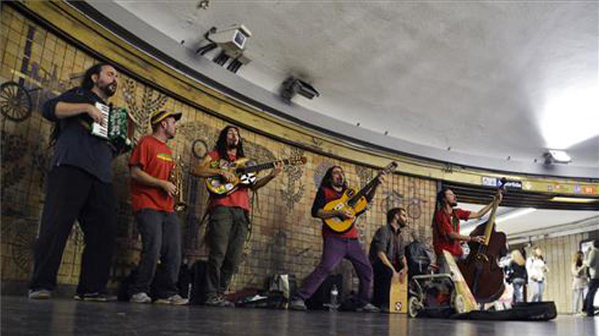 Seis músicos actúan en el vestíbulo del metro evitando la normativa de Ciutat Vella.