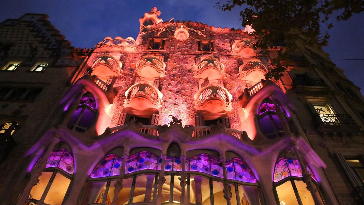 La Casa Batlló de Barcelona iluminada de color rosa