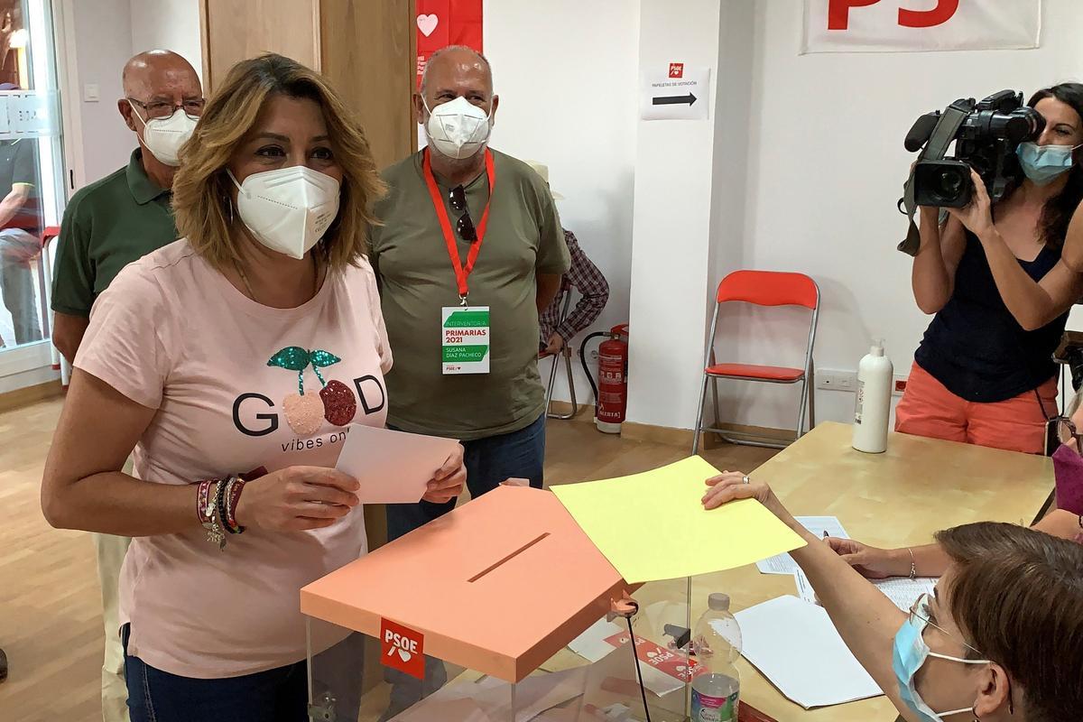 La secretaria general del PSOE-A y candidata a las primarias, Susana Díaz, vota en su agrupación de Triana-Los Remedios de Sevilla, este 13 de junio. 