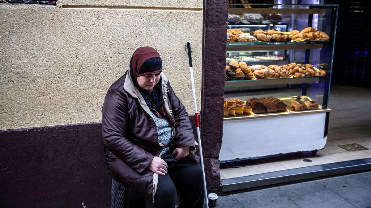Malika, la dona cega que passa les hores davant una fleca del Raval Malika, la dona cega que passa les hores davant una fleca del Raval