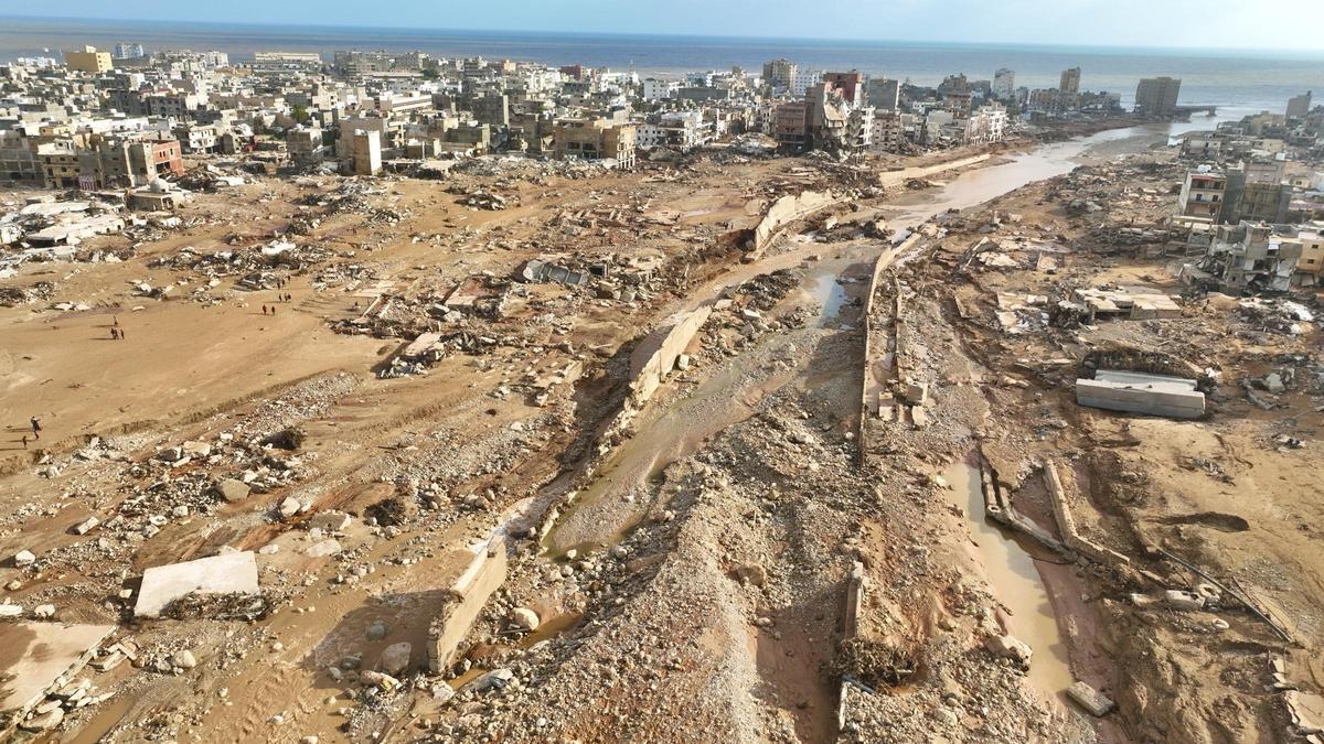 Una vista aérea de la ciudad de Derna, en Libia. La tormenta Daniel ha dejado una devastación sin precedentes en la ciudad de Derna, en el este de Libia, con más de 2.400 personas fallecidas y al menos 7.000 desaparecidas solo en Derna, aunque la cifra en todo el país puede alcanzar los 10.000 desaparecidos.