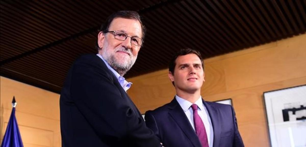 Mariano Rajoy y Albert Rivera posan tras un encuentro en el Congreso, en Madrid el 18 de agosto. 