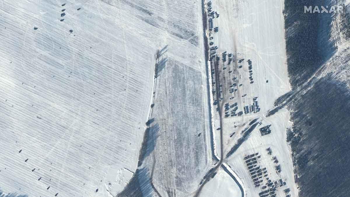 Una imagen vía satélite muestra tropas rusas en Rechitsa, Bielorrusia, el pasado 4 de febrero según la empresa estadounidense Maxar Technologies.