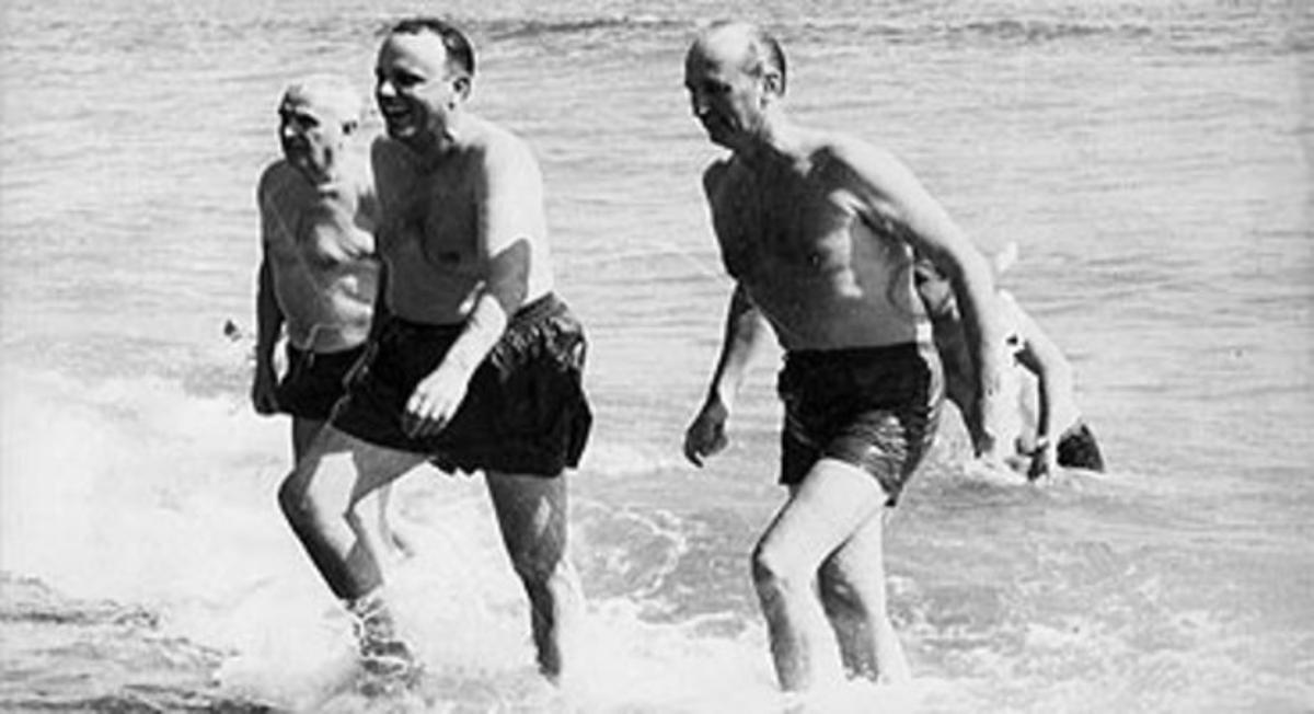 El ministro de Información y Turismo, Manuel Fraga, y el embajador de EEUU en España, Angier Biddle Duke, se bañaron en la playa de Palomares el 8 de marzo de 1966.