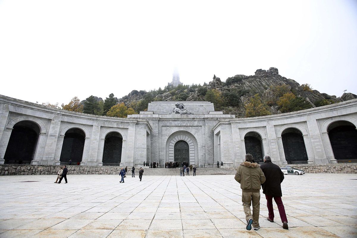 La explanada de la basílica del Valle de los Caídos, con la cruz tapada por la niebla. La explanada de la basílica del Valle de los Caídos, con la cruz tapada por la niebla.