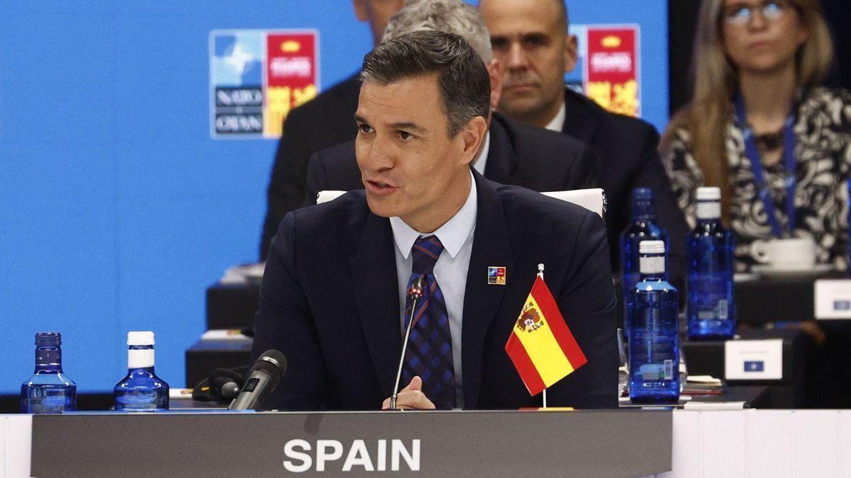 Sánchez interviene en la cumbre de la OTAN con la bandera de España al revés