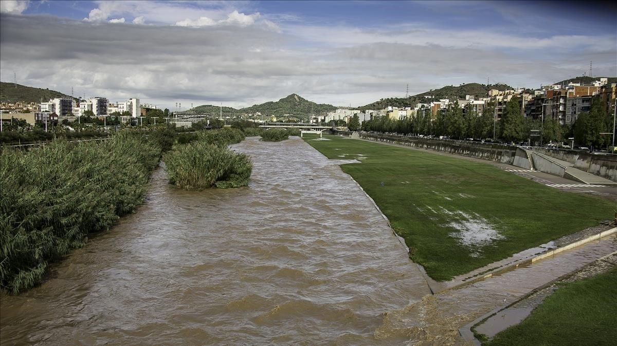 El río Besòs, desbordado a su paso por Santa Coloma de Gramenet El río Besòs, desbordado a su paso por Santa Coloma de Gramenet