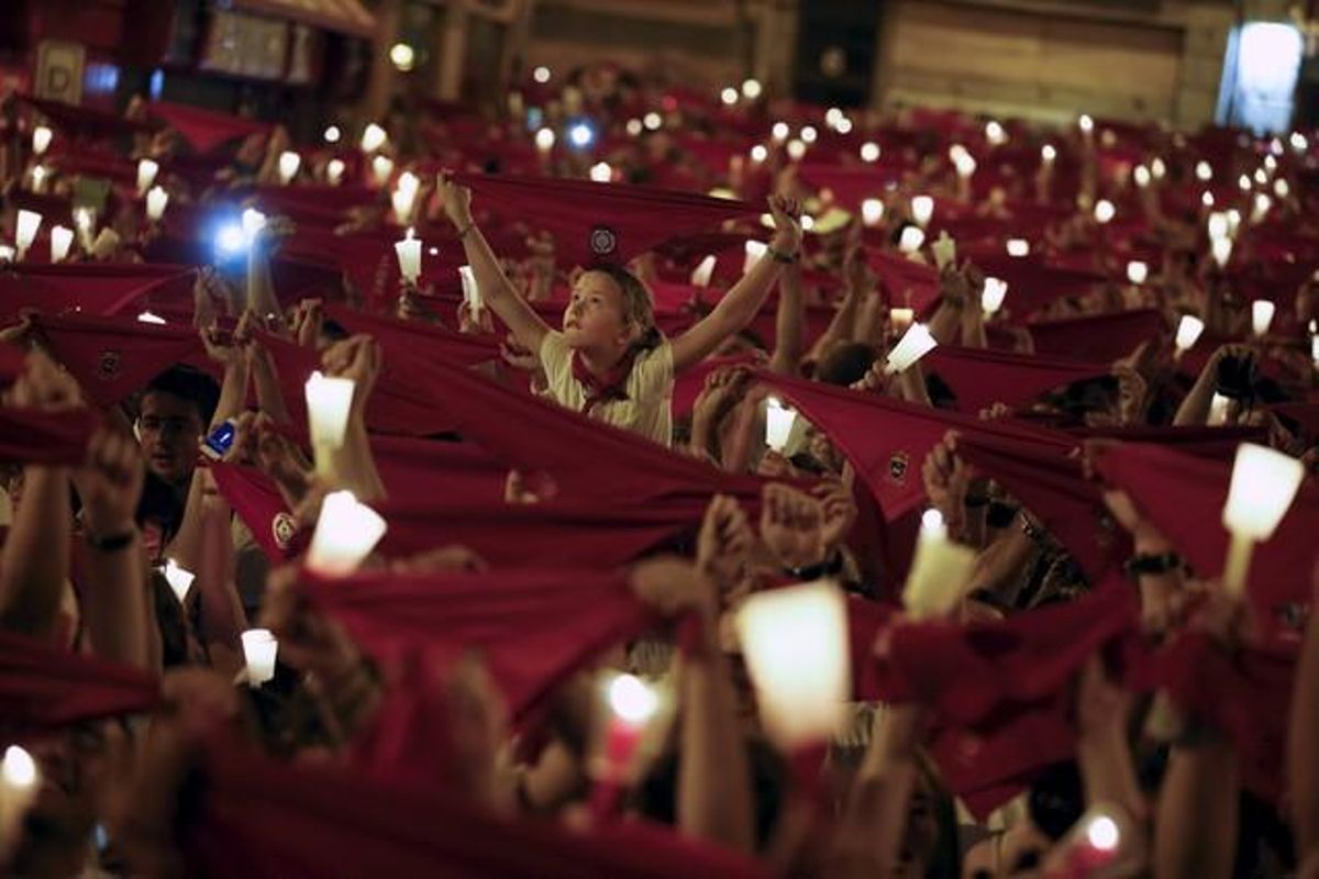 La plaza del Ayuntamiento de Pamplona, anoche, abarrotada por los mozos que celebran las fiestas de San Fermín. La plaza del Ayuntamiento de Pamplona, anoche, abarrotada por los mozos que celebran las fiestas de San Fermín.