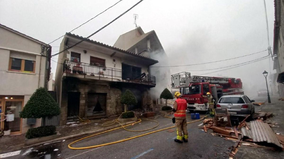 Los bomberos en la carpinteria de Castellcirdonde se ha producido la explosión con un muerto y un herido