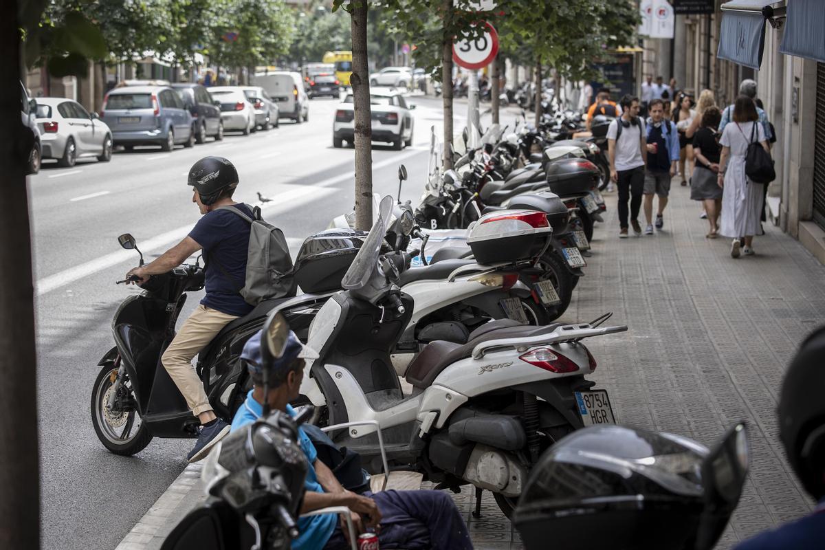 Barcelona estudiará que les motos paguin per estacionar al carrer