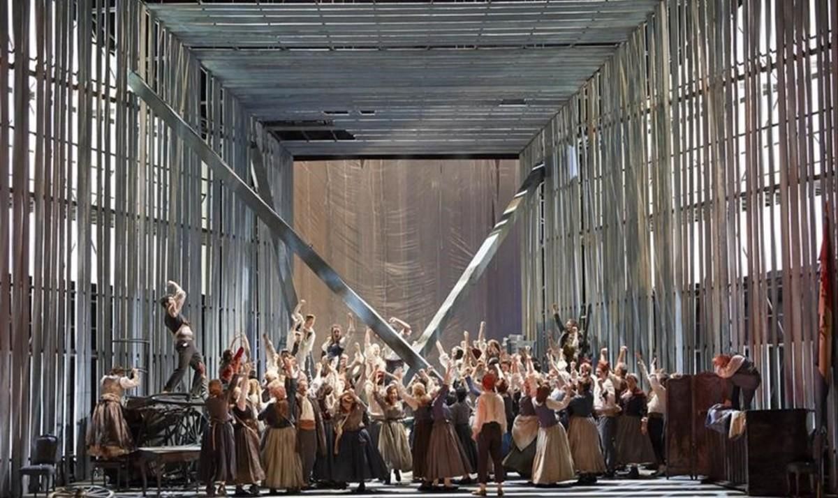 Una escena coral de ’La muerte de Danton’, de Gottfried von Einem, en una nueva producción de la Staatsoper de Viena. Una escena coral de ’La muerte de Danton’, de Gottfried von Einem, en una nueva producción de la Staatsoper de Viena.