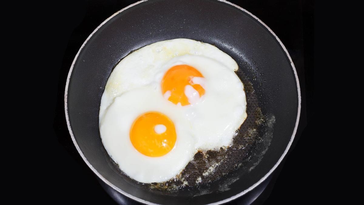 ¿Cómo freír un huevo sin que te salte el aceite?