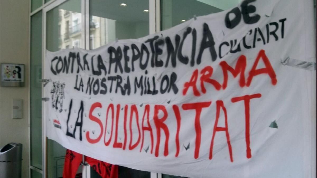 El Museu d’Art Contemporani de Barcelona (Macba) cerrado y con pancartas de protesta en sus puertas. El Museu d’Art Contemporani de Barcelona (Macba) cerrado y con pancartas de protesta en sus puertas.