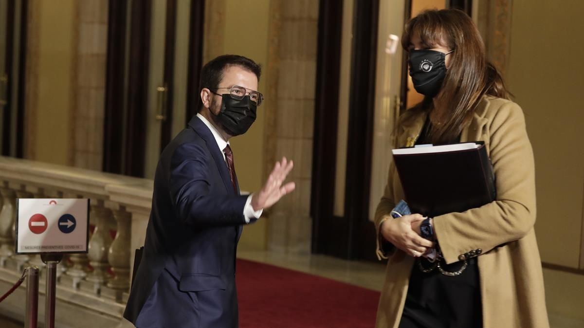 Pere Aragonès y Laura Borràs al finalizar la Sesion Debate de investidura en el Parlament para elegir al President de la Generalitat de Catalunya Pere Aragonès y Laura Borràs al finalizar la Sesion Debate de investidura en el Parlament para elegir al President de la Generalitat de Catalunya