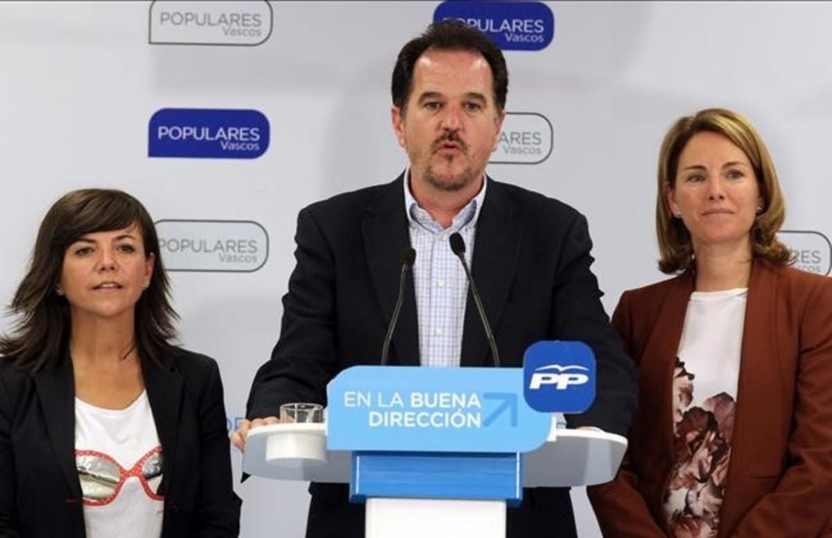 El eurodiputado del PP, Carlos Iturgáiz, junto a la candidata del PP en Bizkaia, Nerea Llanos, y expresidenta del partido en el País Vasco, Arantxa Quiroga. El eurodiputado del PP, Carlos Iturgáiz, junto a la candidata del PP en Bizkaia, Nerea Llanos, y expresidenta del partido en el País Vasco, Arantxa Quiroga.