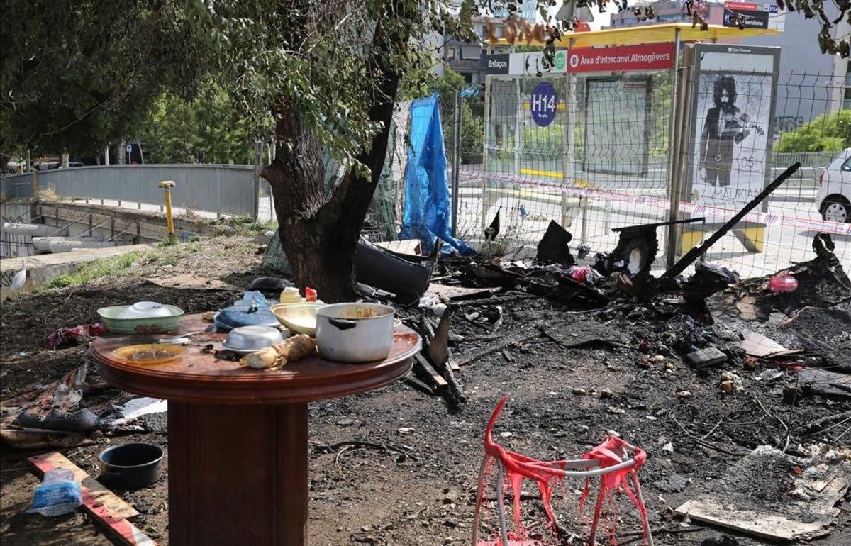 Restos de chabolas quemadas, en la confluencia de la Meridiana con la calle de Tànger, en Barcelona. Restos de chabolas quemadas, en la confluencia de la Meridiana con la calle de Tànger, en Barcelona.