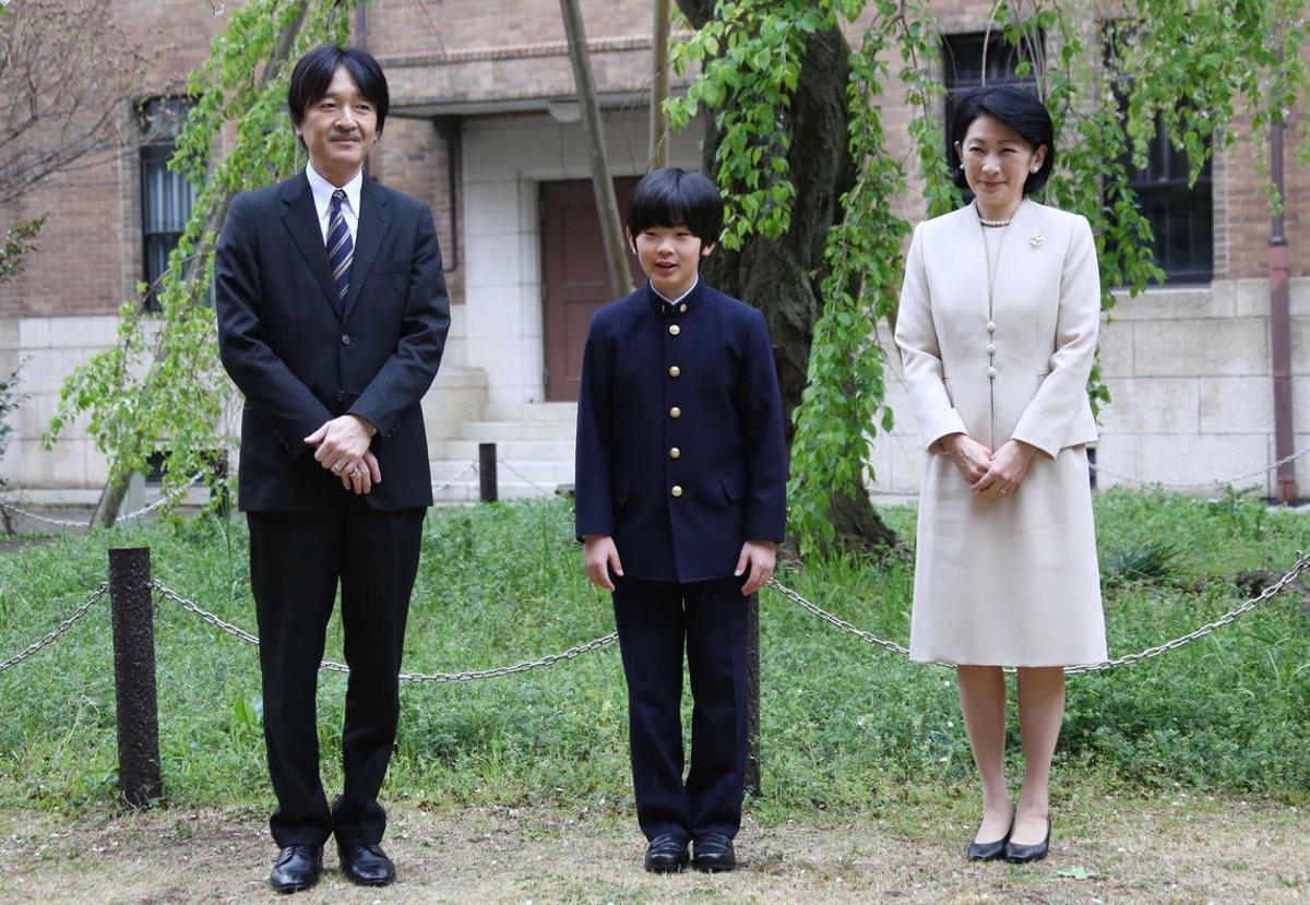 En esta foto de archivo tomada el 8 de abril de 2019, el príncipe Hisahito de Japón y sus padres, el príncipe Akishino y la princesa Kiko posan para fotos en la escuela secundaria de la Universidad de Ochanomizu antes de asistir a la ceremonia de ingreso en Tokio. 