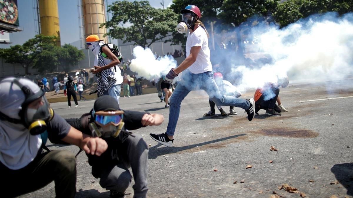 Los enfrentamientos prosiguen en Caracas. Los enfrentamientos prosiguen en Caracas.