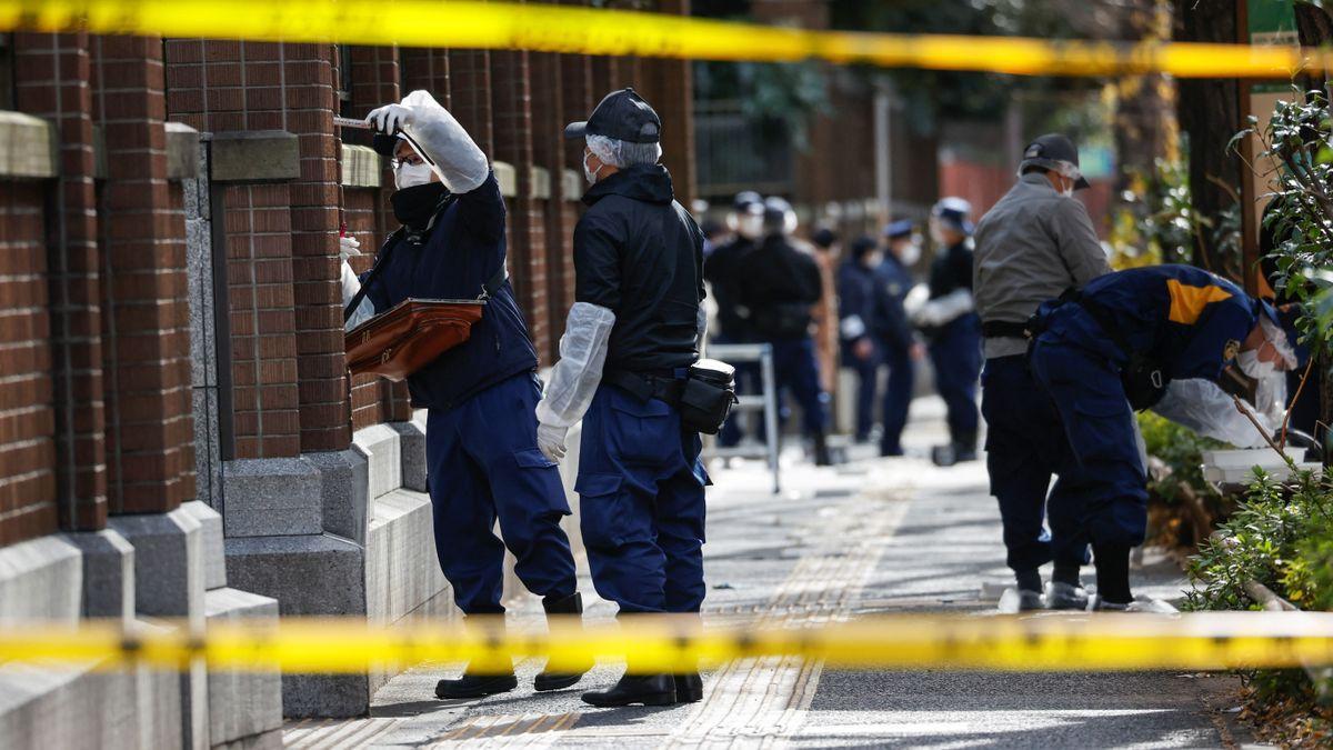 Agentes de policía inspeccionan el área de la Universidad de Tokio tras el ataque con arma blanca.