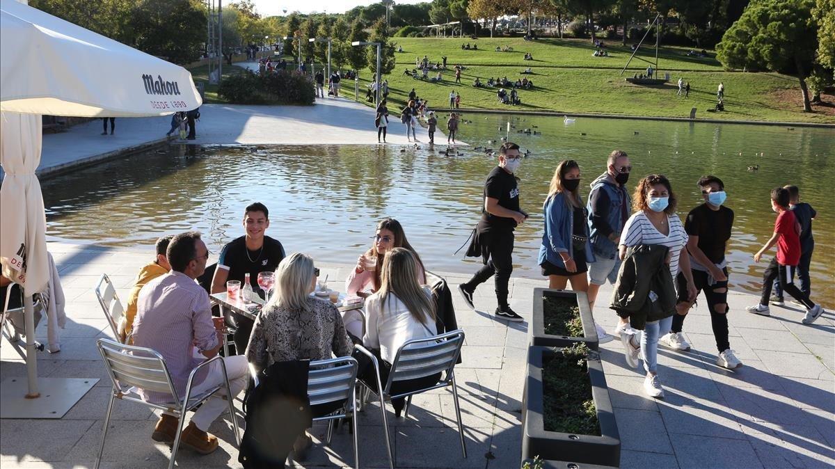 Aspecto del Parc Catalunya de Sabadell, con ciudadanos de paseo y otros consumiendo en las terrazas. Aspecto del Parc Catalunya de Sabadell, con ciudadanos de paseo y otros consumiendo en las terrazas.