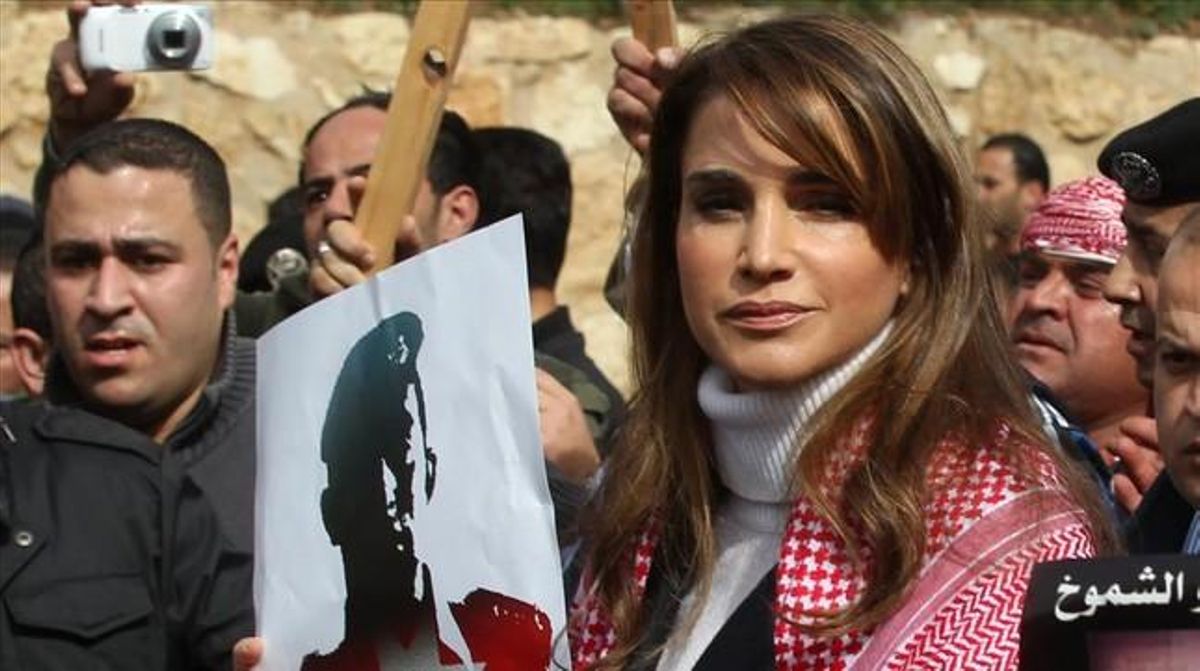 La reina Rània, amb un cartell amb la imatge del pilot executat. La reina Rània, amb un cartell amb la imatge del pilot executat.