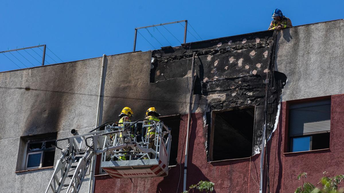 Dos menors ferits en estat crític al precipitar-se d’un edifici a Badalona per salvar-se d’un incendi