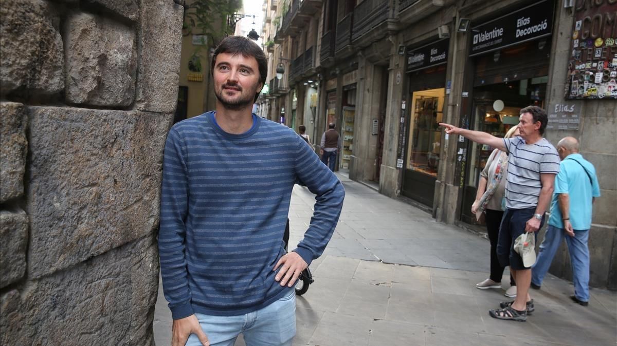 Ludovic Nau, técnico de Barcelona Activa, en el Raval. Ludovic Nau, técnico de Barcelona Activa, en el Raval.