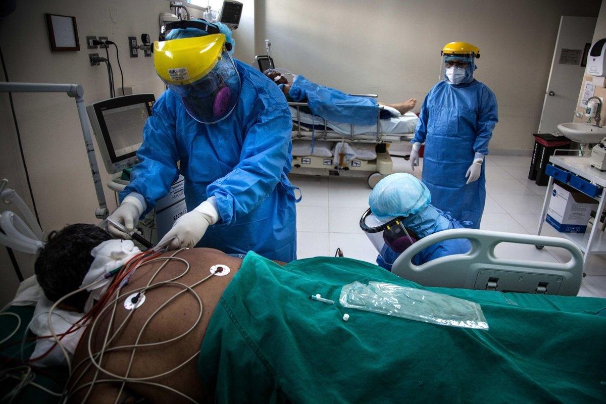 Personal sanitario atiende a un paciente de covid en un hospital de Lima. Personal sanitario atiende a un paciente de covid en un hospital de Lima.