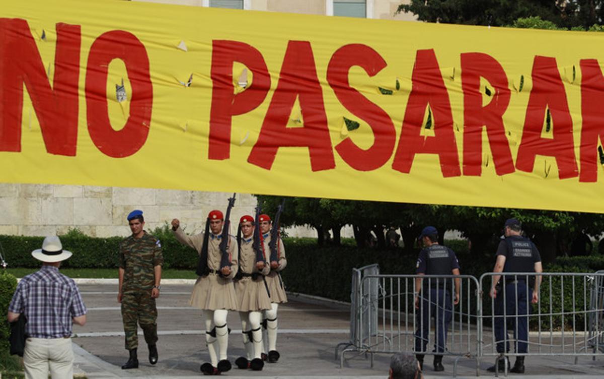 Pancarta con el lema ’No pasarán’, utilizado por los indignados griegos, el martes, en su protesta en la plaza Sintagma de Atenas, delante del Parlamento griego. 
