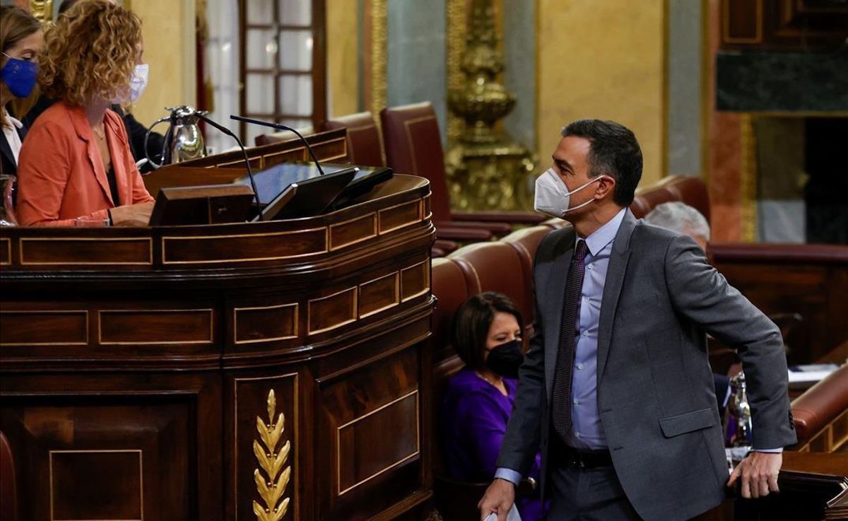 Pedro Sánchez saluda a la presidenta del Congreso, Meritxell Batet. Pedro Sánchez saluda a la presidenta del Congreso, Meritxell Batet.