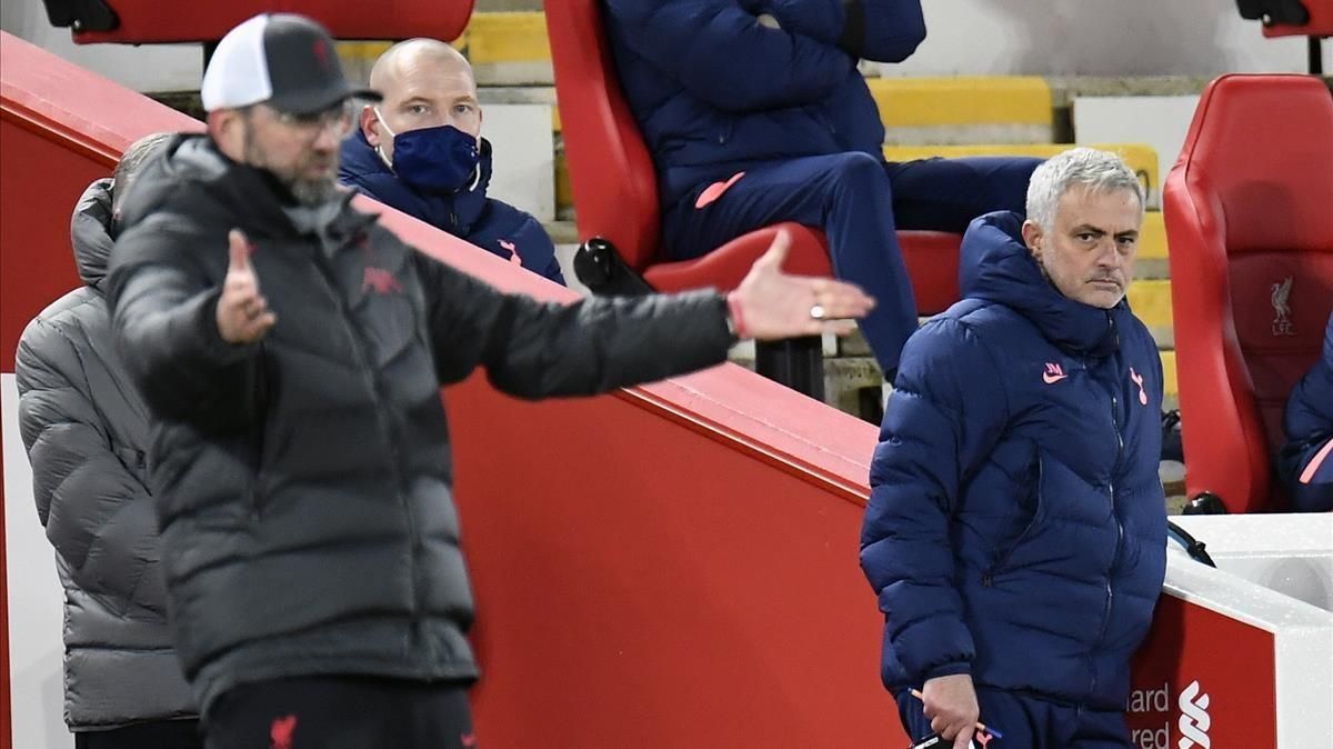 Klopp da instrucciones bajo la mirada de Mourinho Klopp da instrucciones bajo la mirada de Mourinho