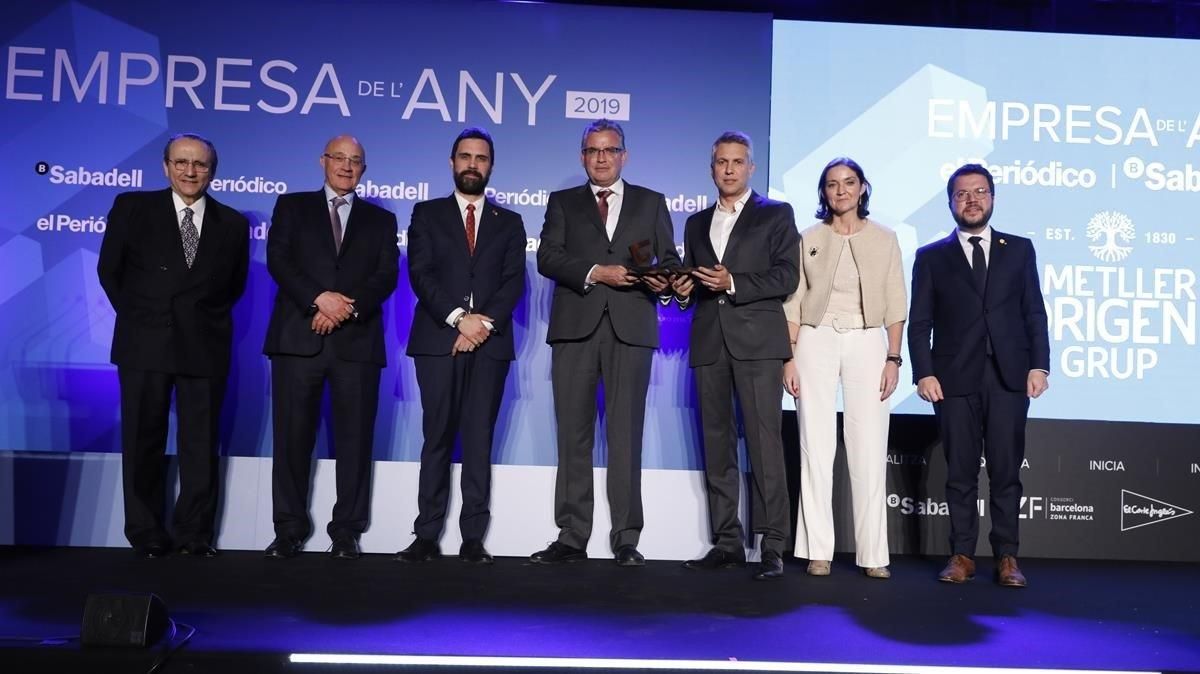 De izquierda a derecha, Javier Moll, Josep Oliu, Roger Torrent, Jordi y Josep Ametller, Reyes Maroto y Pere Aragonès, ayer, durante la entrega de los premios. De izquierda a derecha, Javier Moll, Josep Oliu, Roger Torrent, Jordi y Josep Ametller, Reyes Maroto y Pere Aragonès, ayer, durante la entrega de los premios.