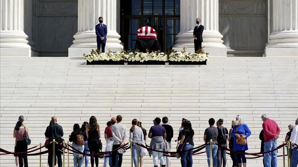 Un grupo de personas rinde tributo a la jueza Ruth Bader Ginsburg frente al edificio del Tribunal Supremo de Estados Unidos. Un grupo de personas rinde tributo a la jueza Ruth Bader Ginsburg frente al edificio del Tribunal Supremo de Estados Unidos.