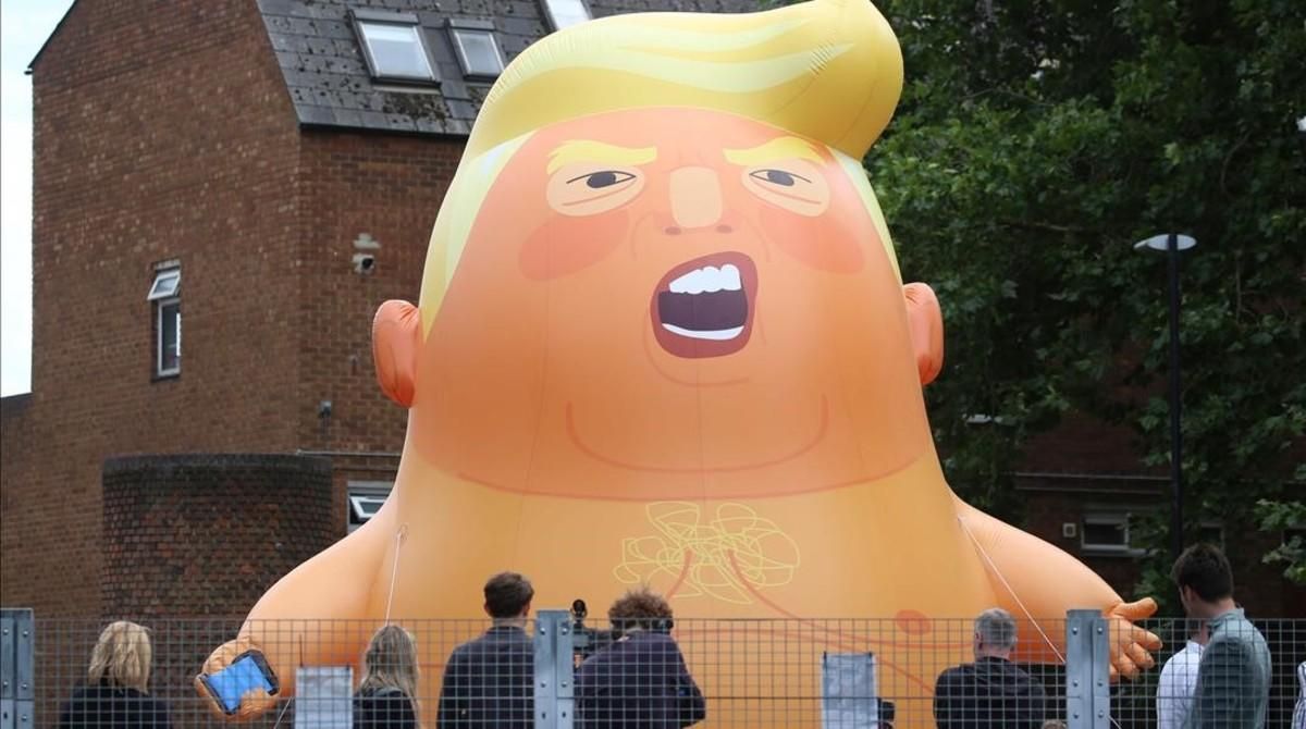 El globo gigante ’baby Trump’ que acompañará al presidente estadounidense en su visita al Reino Unido a modo de protesta. El globo gigante ’baby Trump’ que acompañará al presidente estadounidense en su visita al Reino Unido a modo de protesta.