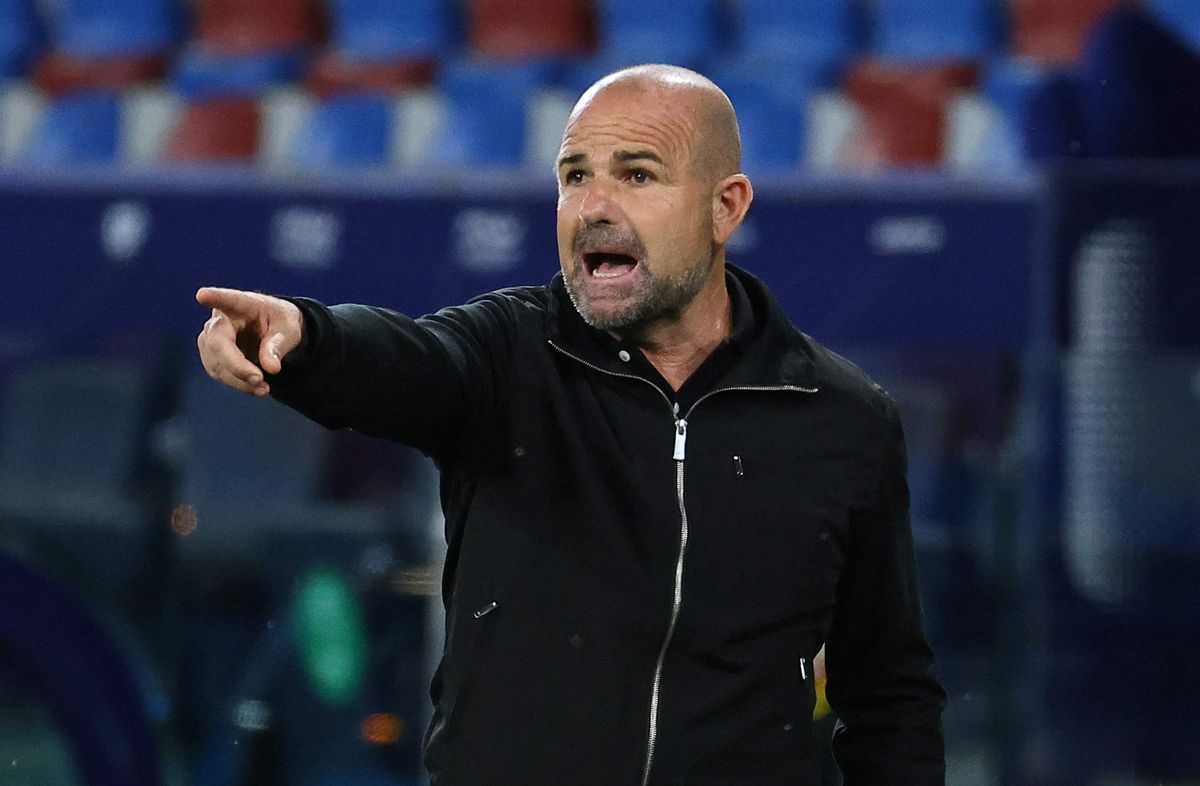 Paco López da instrucciones, ayer, en Valencia, en el partido frente al Barça. Paco López da instrucciones, ayer, en Valencia, en el partido frente al Barça.
