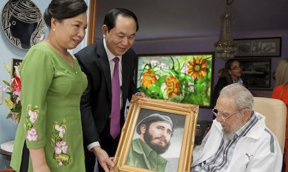 Fidel Castro con el presidente vietnamita, Tran Dai Quang, y su esposa, Nguyen Thi Hien, el pasado 15 de noviembre. Fidel Castro con el presidente vietnamita, Tran Dai Quang, y su esposa, Nguyen Thi Hien, el pasado 15 de noviembre.