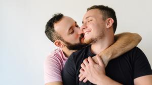 Dos hombres se abrazan.