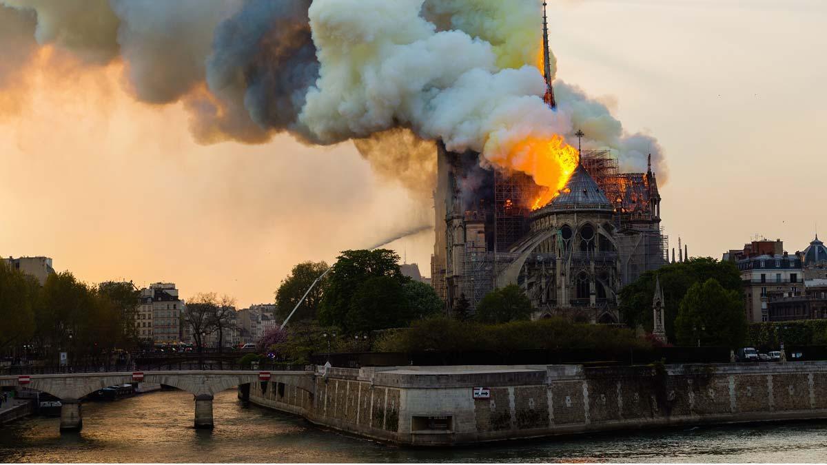 Especial sobre el incendio de Notre Dame de París en el progama ’Fuera de control’, de DMAX. 