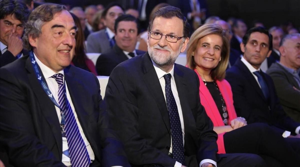 El Presidente del Gobierno, Mariano Rajoy, junto al presidente de CEOE, Juan Rosell, y la ministra de Empleo, Fátima Bañez, en la clausura la 40ª Asamblea General de la CEOE.