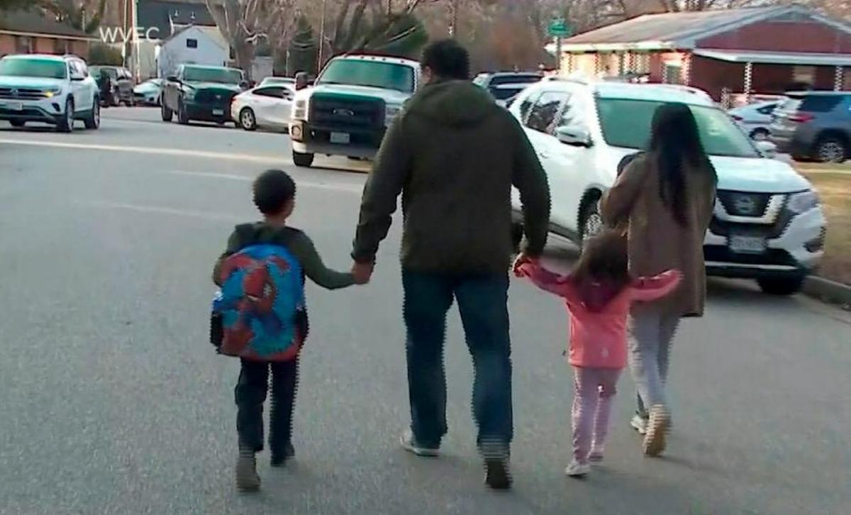 Unos padres recogen a sus hijos de la escuela donde se produjo el tiroteo