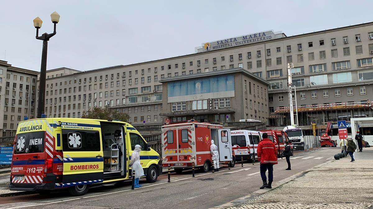 Ambulancias con pacientes covid frente al hospital de Santa Maria, en Lisboa.  