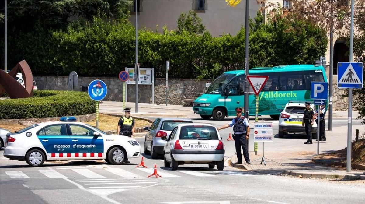 Control conjunto de Mossos d’Esquadra y Policía Local de Sant Cugat del Vallès, en Valldoreix. Control conjunto de Mossos d’Esquadra y Policía Local de Sant Cugat del Vallès, en Valldoreix.