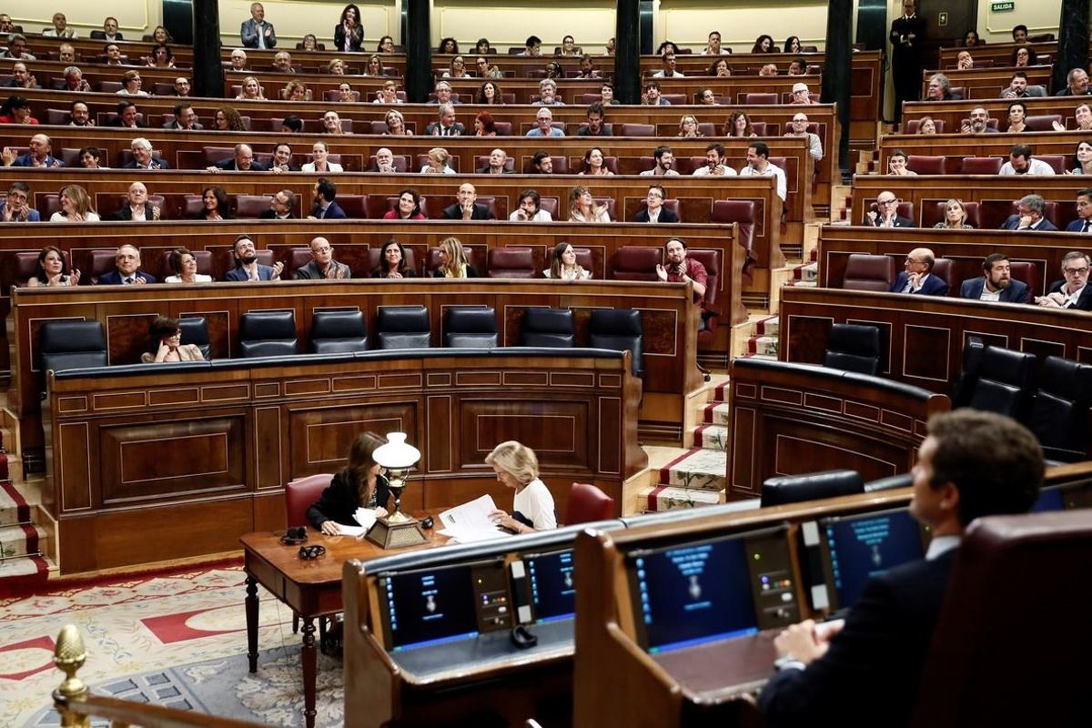 Los diputados socialistas y de Podemos celebran el decreto que permitirá exhumar los restos del dictador Francisco Franco. Los diputados socialistas y de Podemos celebran el decreto que permitirá exhumar los restos del dictador Francisco Franco.